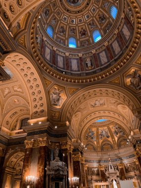 Macaristan, Budapeşte 'deki Aziz Stephen Bazilika Kubbesi' nden dikey alçak açılı bir çekim.