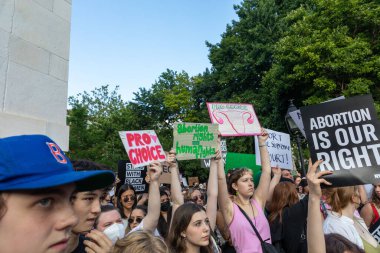 New York Foley Meydanı 'nda Anayasa Mahkemesi' nin Roe v. Wade 'e açtığı davadan sonra protestoların elinde karton tabelalar vardı.