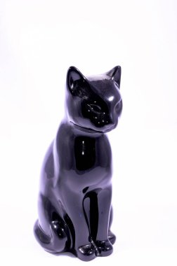 Beyaz Arkaplandaki Kil El Yapımı Kedi Heykeli