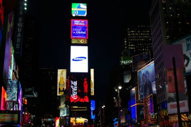 New York City, ABD 'de gece aydınlatılmış güzel bir bina görüntüsü.