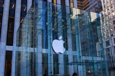 New York 'taki Apple Company' nin cam binasının yakın çekimi..
