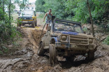 Eski Japon 4x4 SUV off-road pistinde. Suzuki Samuray SJ413
