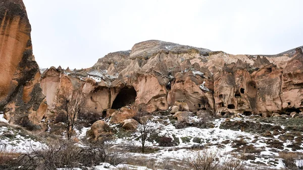 Ett Stenigt Berg Och Geologiska Formationer Täckta Med Snö Kappadokien — Stockfoto