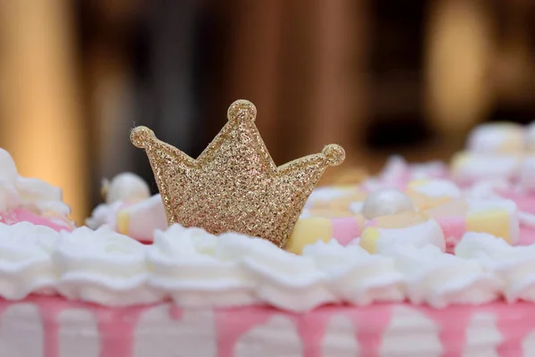 ケーキの上に輝く金の王冠の装飾のクローズアップショット — ストック写真