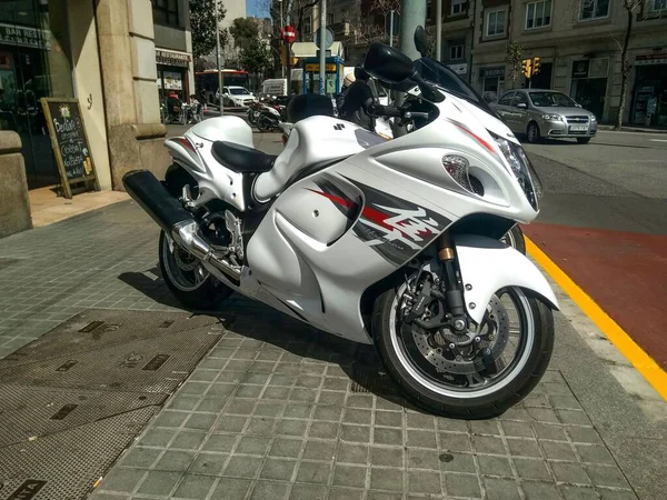 Vey Grande Moto Branca Estacionada Rua Suzuki Hayabusa — Fotografia de Stock