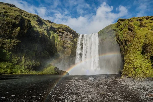Ein Himmlischer Blick Auf Einen Skogafoss Wasserfall Mit Einer Kleinen — Stockfoto