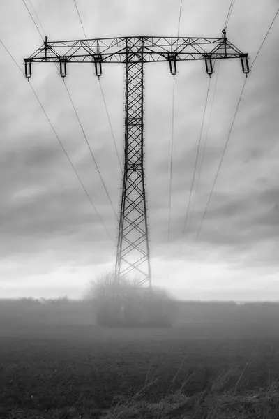 黒と白の暗い日に電気塔の垂直閉鎖ショット — ストック写真