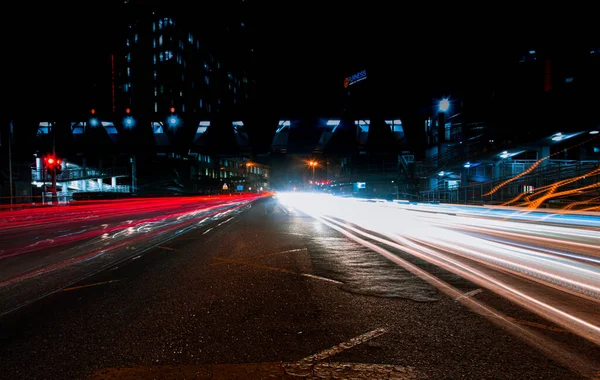 夜の街の道に光の道 — ストック写真