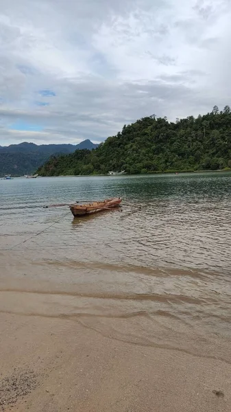 Tiro Vertical Barco Madera Bahía Amarrado Orilla Telón Fondo Montañas — Foto de Stock