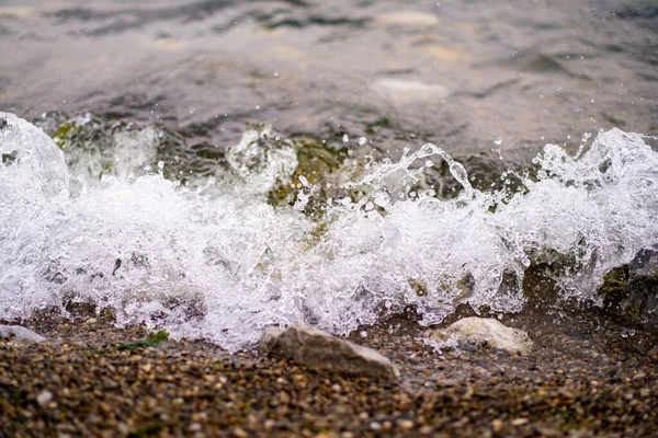 米国Pa州エリーの岩のビーチで泡と柔らかい波 — ストック写真