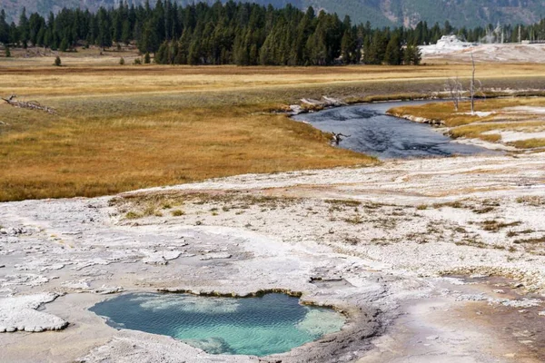 Wysokie Ujęcie Kąta Gejzerów Gorących Źródeł Parku Narodowym Yellowstone — Zdjęcie stockowe