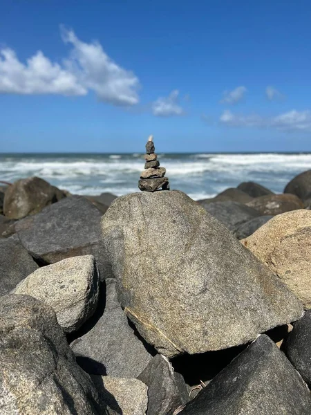 Egy Függőleges Lövés Sziklák Strandon Egy Napsütéses Napon — Stock Fotó