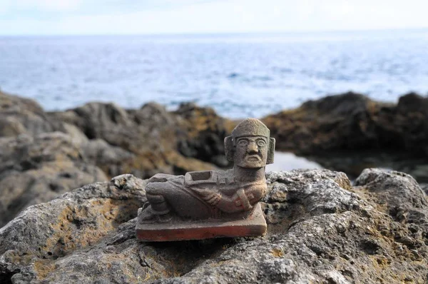 海の近くの岩の上の古代マヤ像 — ストック写真