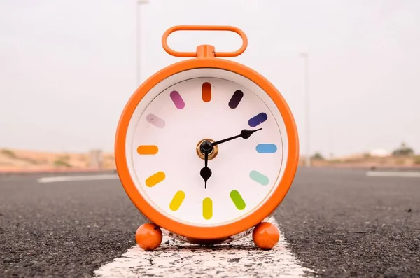 Conceito Tempo Relógio Alarme Rua Asfalto — Fotografia de Stock