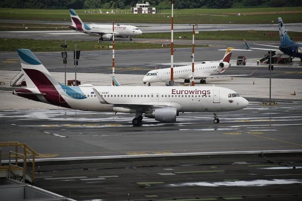 Aviões Taxando Pousando Aeroporto Internacional Hamburgo — Fotografia de Stock