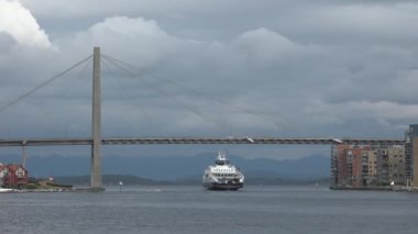 Faehrschiff unterfaehrt Stavanger Stadtbruecke Rogaland 'da