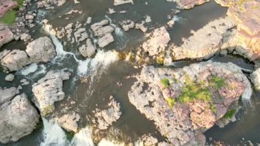 Şelale Parkı 'nın Sioux Falls, Güney Dakota, ABD' deki parlak güneş ışığı manzarası.
