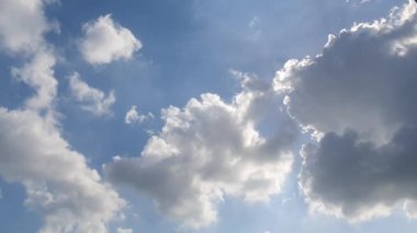 Yazın mavi gökyüzü ve dalgalı bulutlar Vietnam üzerinde