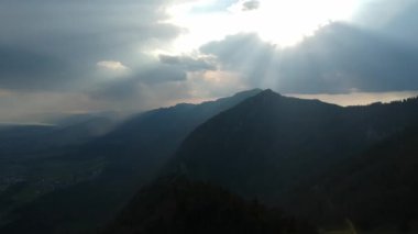 İsviçre 'de güneş mavi dağ siluetleri üzerinde parlıyor