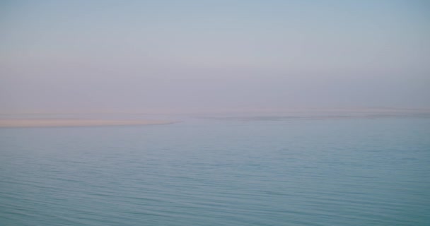 Ein Schöner Blick Auf Eine Ruhige See Unter Dem Klaren — Stockvideo