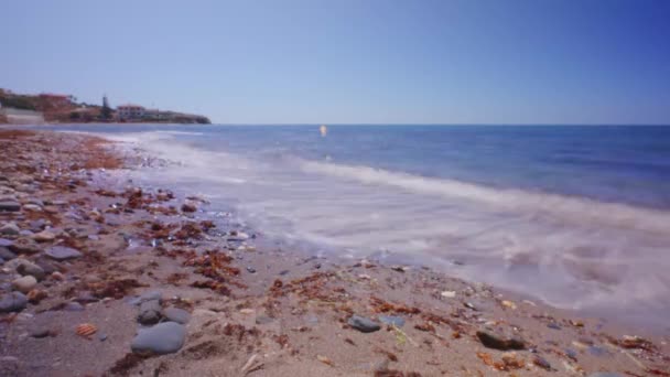 Tid Havsvågor Som Tvättar Den Steniga Stranden Mijas Costa — Stockvideo