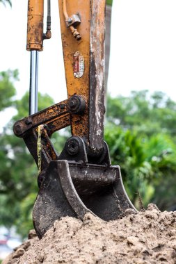 Toprağı kazan bir inşaat makinesinin dikey görüntüsü.