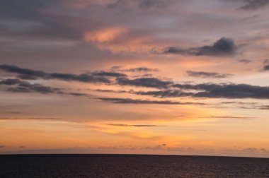 Bulutlar, Okyanus yakınlarındaki Günbatımında Renkli Bulutlar
