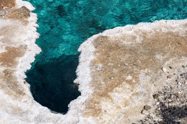 Yellowstone Ulusal Parkı 'ndaki gayzerlerin yakın plan görüntüleri.