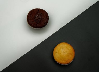 İzole edilmiş siyah ve siyah arka planda beyaz ve siyah manşetler