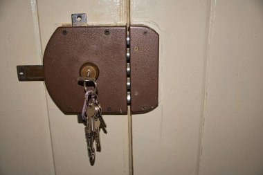 Giriş kapısı, ön kapı kilidi, 5 kalın çelik cıvata, içine yerleştirilmiş anahtarlar.