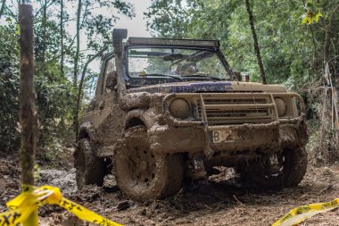 Eski Japon 4x4 SUV off-road pistinde. Suzuki Samuray SJ413