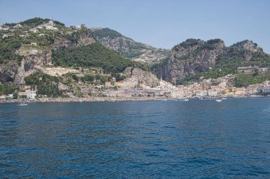 İtalya 'nın Campania bölgesindeki Amalfi Sahili' ndeki Amalfi şehri Amalfi manzarası