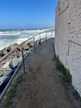 Sahildeki eski bir binanın merdivenlerinin dikey görüntüsü.