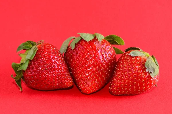 Verse Rijpe Aardbeien Fruit Een Gekleurde Achtergrond — Stockfoto