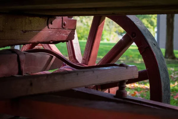 Zbliżenie Ujęcie Drewnianego Koła Starym Brązowym Wózku — Zdjęcie stockowe