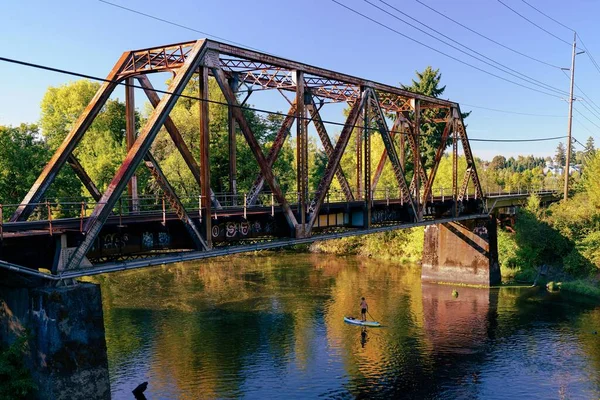 Eine Alte Brücke Über Den Fluss Und Ein Junge Beim — Stockfoto