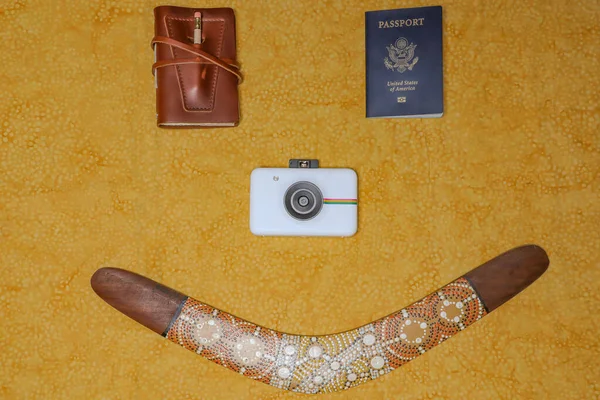Una Vista Superior Pasaporte Americano Una Cámara Polaroid Sobre Fondo — Foto de Stock