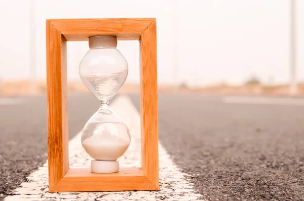 Χρόνος Concept Συναγερμός Hourglass Στην Οδό Asphalt — Φωτογραφία Αρχείου