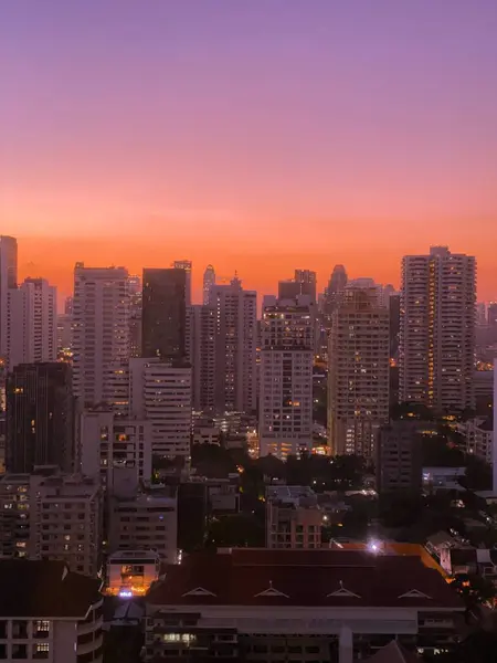 Вертикальный Снимок Городского Пейзажа Розовые Облака Закатном Небе Над Силуэтами — стоковое фото