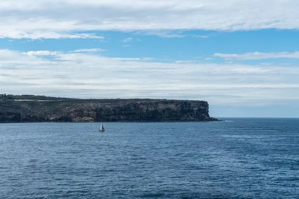 Eine Aufnahme Von Booten Die Einem Blauen Meer Vor Einer — Stockfoto