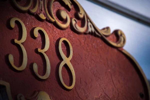 装飾的なヴィンテージ338室内サインのクローズアップショット — ストック写真