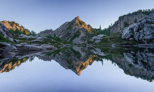 Uma Vista Deslumbrante Das Montanhas Rochosas Refletida Nos Lagos Encantamento — Fotografia de Stock