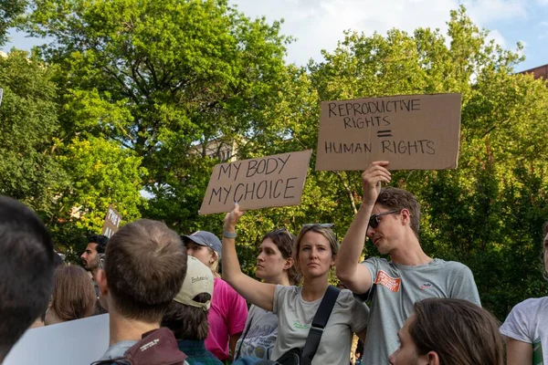 Tłum Protestujących Trzymających Kartonowe Znaki Tym Jak Sąd Najwyższy Obalił — Zdjęcie stockowe