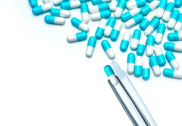 Pair Forceps Picking White Blue Capsule Group Capsule Pills White — Stock Photo, Image