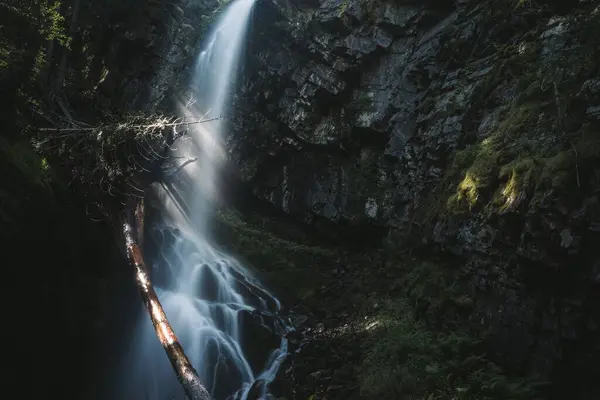 Захоплюючий Вид Водоспад Тече Скелястого Пагорба — стокове фото
