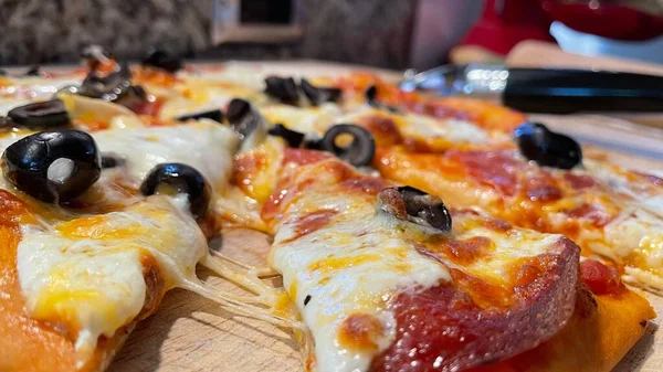 Een Selectieve Focus Shot Van Een Pizza Plak Met Olijven — Stockfoto