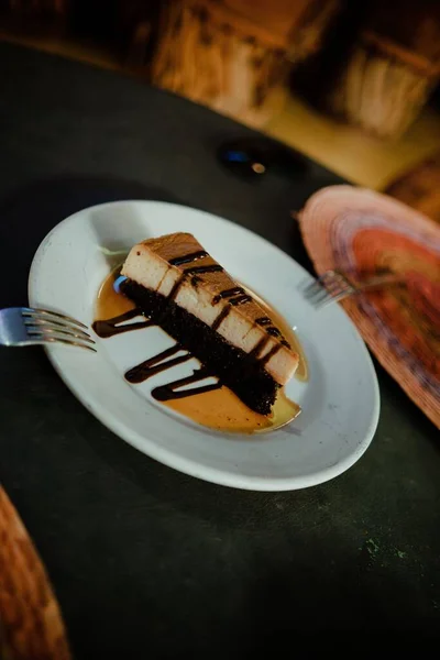 Vertical Shot Plate Slice Chocolate Flan Cake — Stock Photo, Image