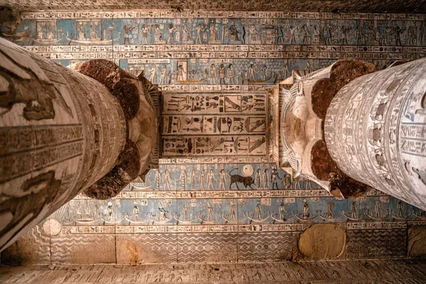 Pilares Antigos Desenhos Egípcios Antigos Nas Colunas Templo Luxor Egito — Fotografia de Stock