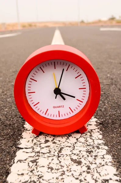 Zeitkonzept Wecker Auf Der Asphaltstraße — Stockfoto