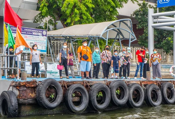 Некоторые Тайцы Ждут Паромной Пристани Реки Чао Прайя Бангкоке Следующего — стоковое фото
